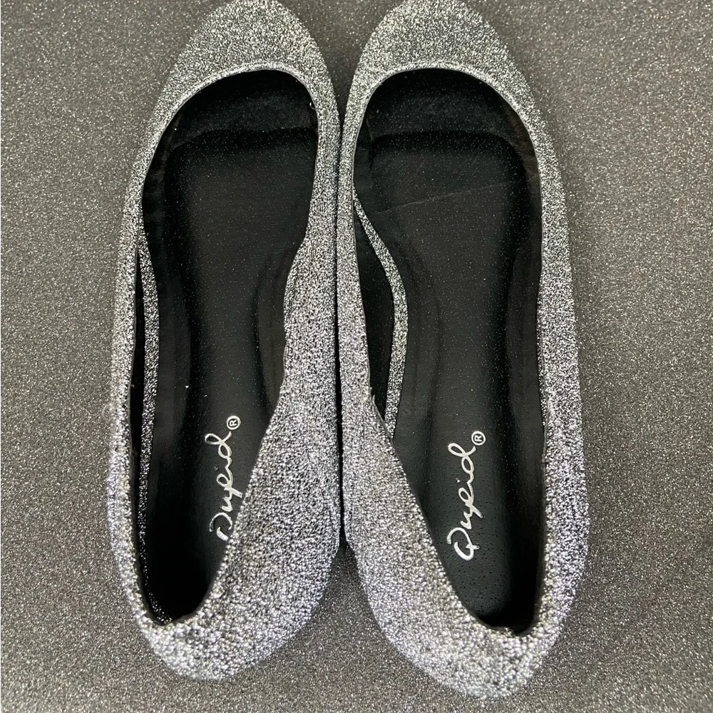 Qupid Women’s Moby-22 Pewter Stretch Lurex Flats Size 8.5 (W56)
New in box - Picture 5 of 7